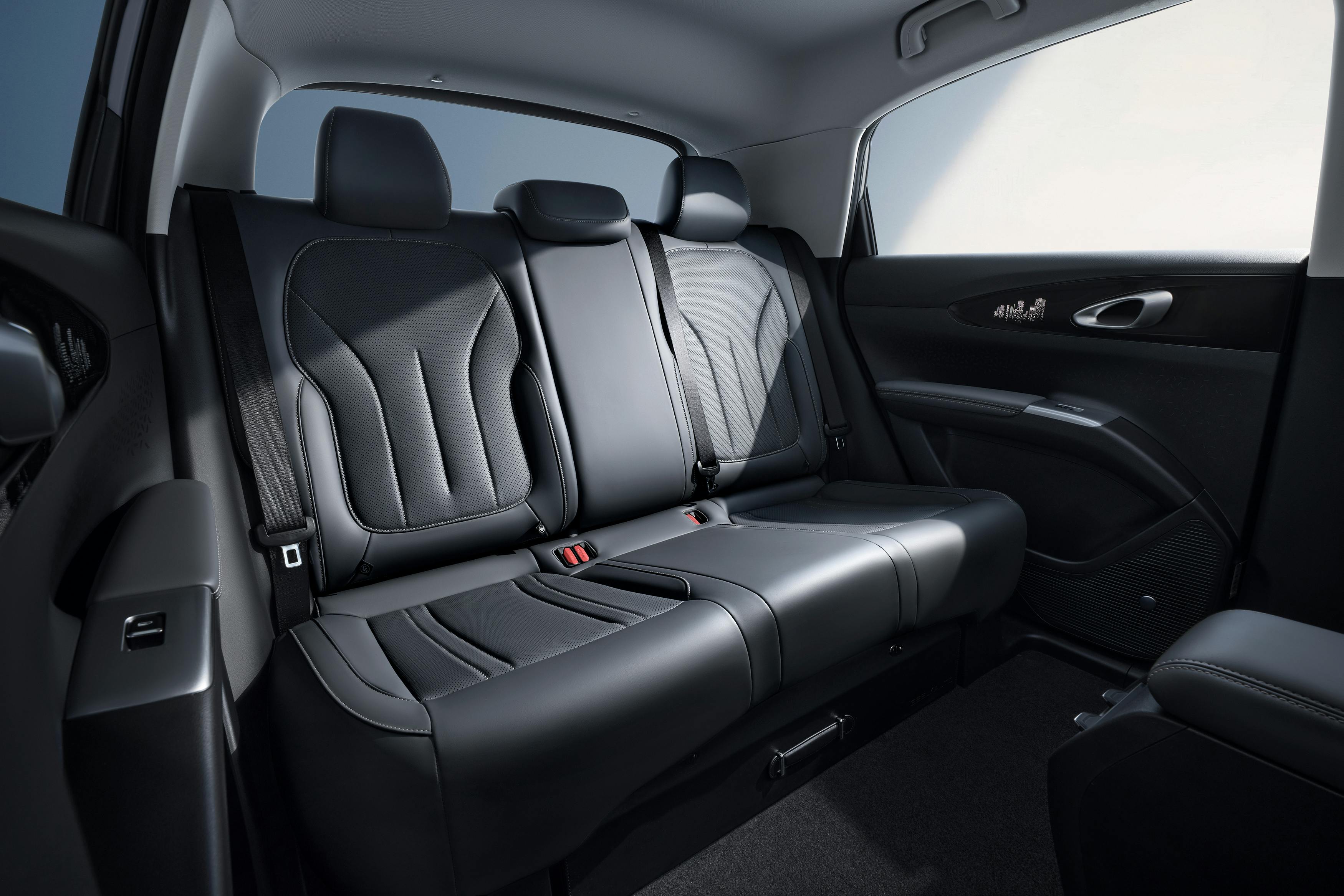 Đuôi xe Geely EX2 màu xám Horizon Gray